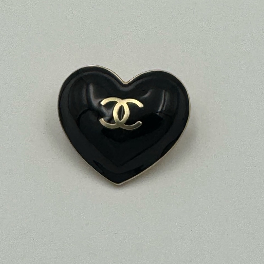 Chanel Heart Charm w/Ribbon - Picture 4 of 9
